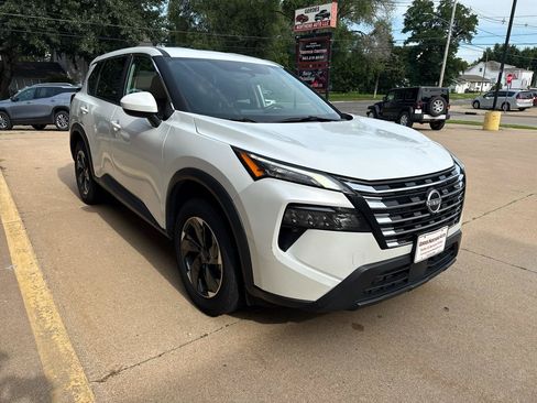 Used 2025 Nissan Rogue SV AWD/4WD image 3
