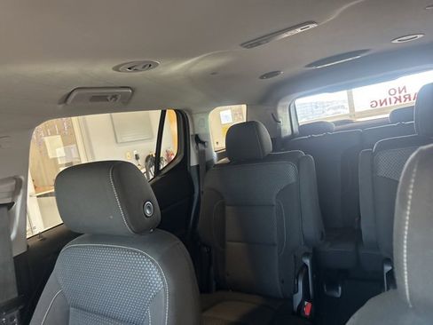 Used 2023 GMC Acadia SLE w/ Driver Convenience Package image 15