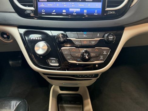Used 2022 Chrysler Pacifica Touring-L FWD image 15