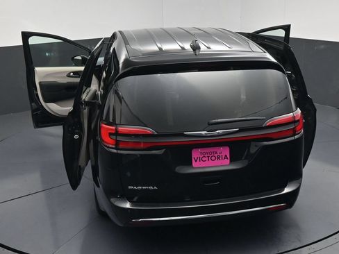 Used 2024 Chrysler Pacifica Touring-L FWD image 22