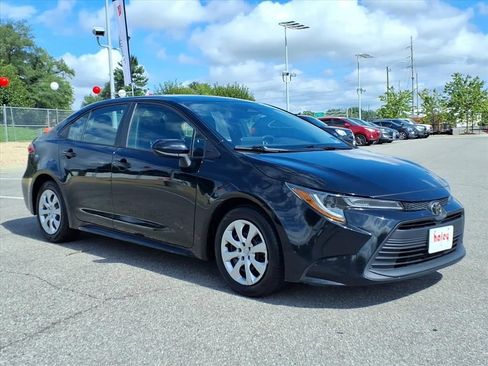 Used 2024 Toyota Corolla LE FWD image 2