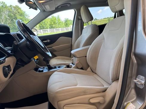 Used 2019 Jeep Cherokee Latitude w/ Cold Weather Group AWD/4WD image 12