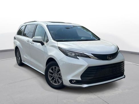 Certified 2026 Toyota Sienna XLE FWD image 4