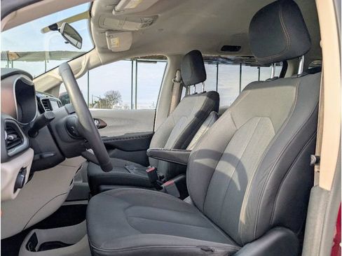 Used 2018 Chrysler Pacifica LX FWD image 14