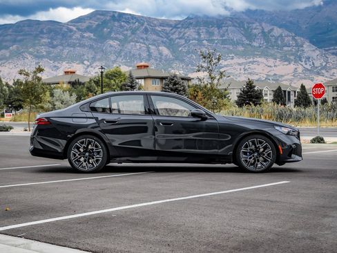 Used 2026 BMW 530i xDrive w/ M Sport Package image 6