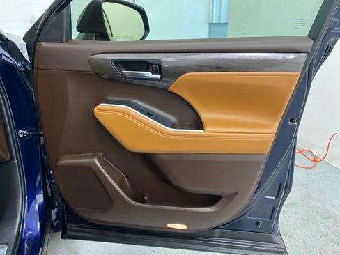 Certified 2022 Toyota Highlander Platinum image 41