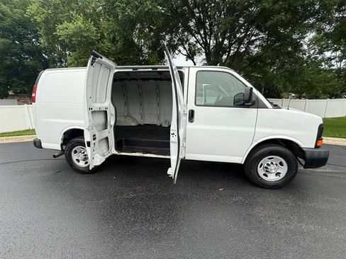 Used 2015 Chevrolet Express 2500 image 19