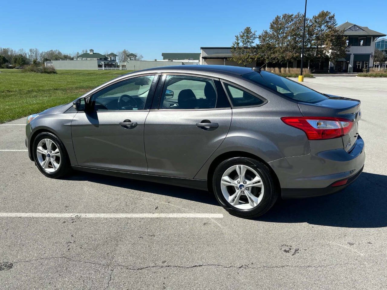 Used 2014 Ford Focus SE w/ SE Winter Package FWD image 4