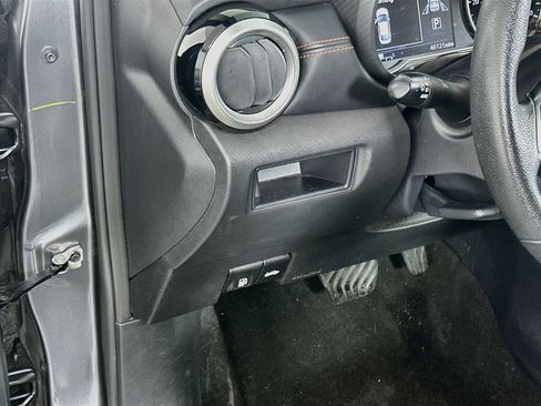 Used 2025 Nissan Versa SR FWD image 17
