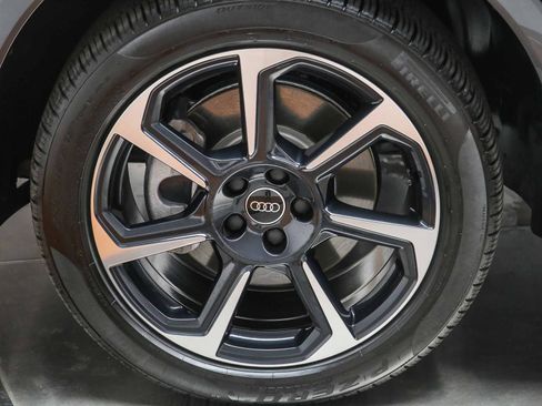 Certified 2025 Audi Q3 2.0T Premium Plus w/ Premium Plus Package AWD/4WD image 10