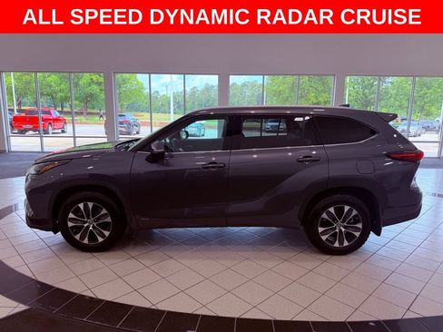 Used 2022 Toyota Highlander XLE AWD/4WD image 4