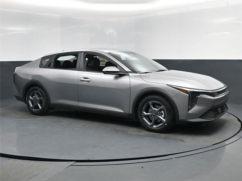 New 2025 Kia K4 LXS image 2