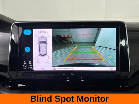 Used 2024 Volkswagen Atlas Cross Sport SE w/ Panoramic Sunroof Package FWD image 19