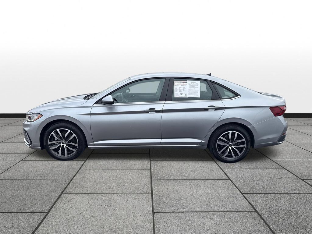 Used 2025 Volkswagen Jetta SE FWD image 2