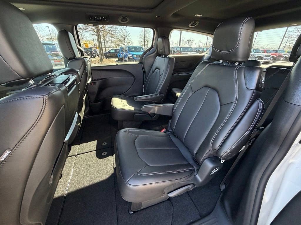 New 2026 Chrysler Pacifica Select FWD image 11