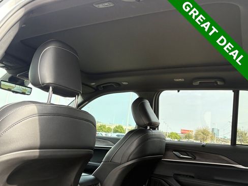 Used 2025 Jeep Grand Cherokee Limited w/ Luxury Tech Group II image 35