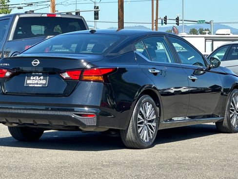 Used 2025 Nissan Altima 2.5 SV FWD image 4