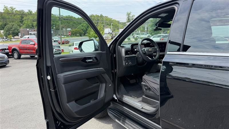Used 2026 Chevrolet Suburban Premier RWD image 19