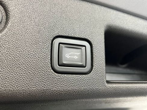 Used 2023 Chevrolet Equinox LT w/ Driver Convenience Package image 18