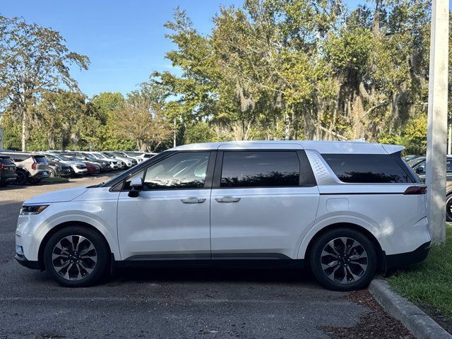 Used 2024 Kia Carnival EX FWD image 4