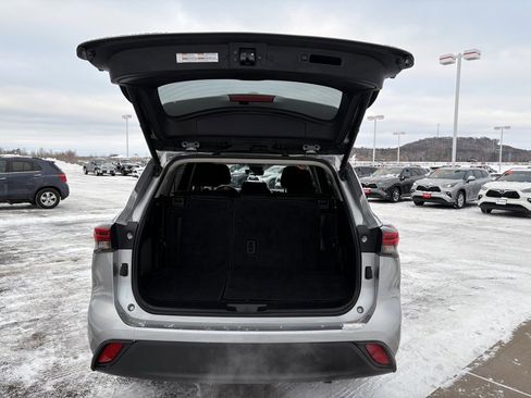 Certified 2023 Toyota Highlander LE image 5