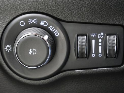 Used 2025 Jeep Compass Limited image 13