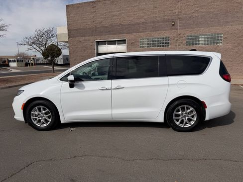 Used 2023 Chrysler Pacifica Touring-L image 11