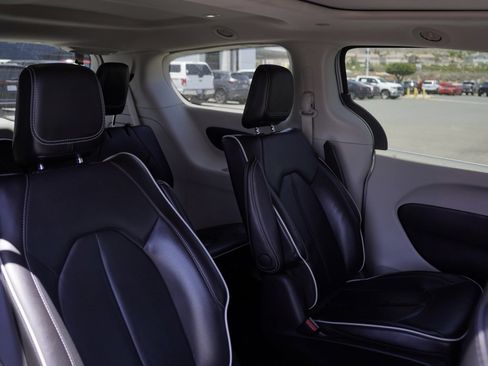 Used 2023 Chrysler Pacifica Limited image 27