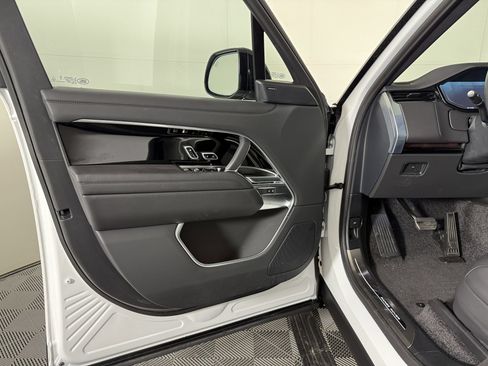 Used 2025 Land Rover Range Rover SE AWD/4WD image 5