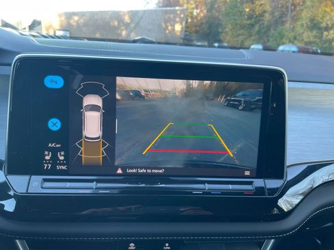 Used 2025 Volkswagen Atlas Cross Sport SE image 17