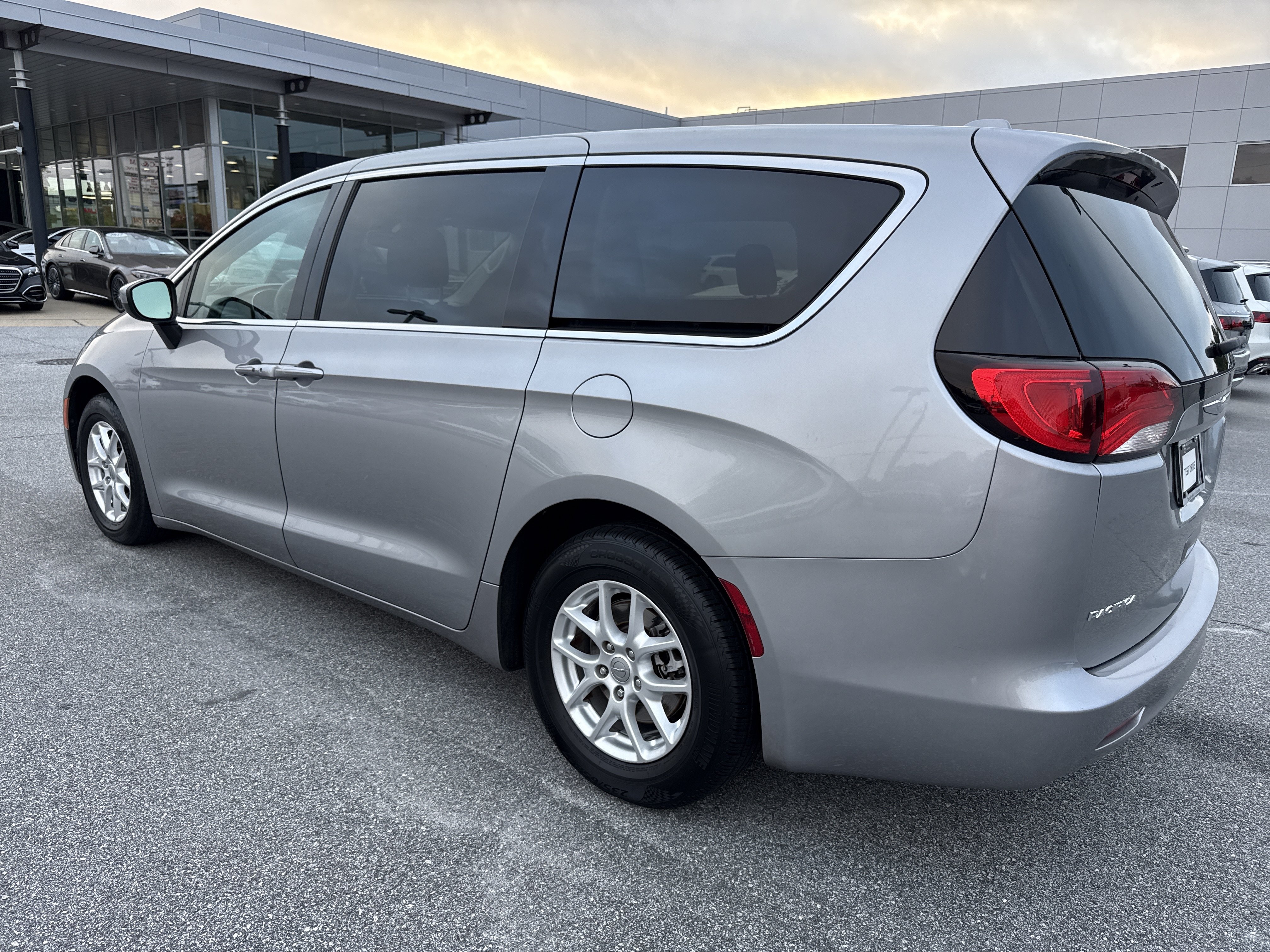 Used 2017 Chrysler Pacifica LX FWD image 8