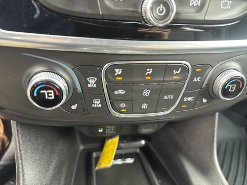 Used 2022 Chevrolet Traverse LT w/ LT Premium Package AWD/4WD image 29