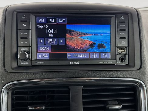 Used 2019 Dodge Grand Caravan SXT image 17