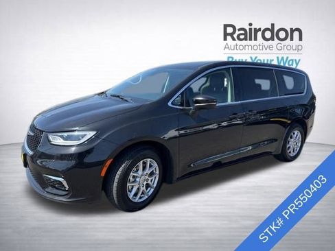 Used 2023 Chrysler Pacifica Touring-L FWD image 4