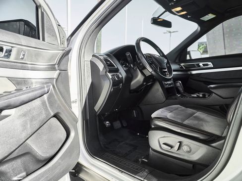 Used 2017 Ford Explorer XLT w/ Equipment Group 202A AWD/4WD image 18
