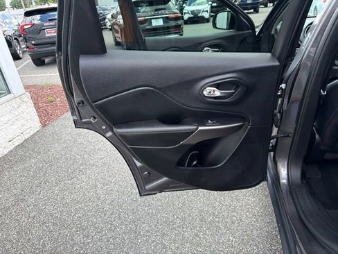 Used 2019 Jeep Cherokee Limited AWD/4WD image 14