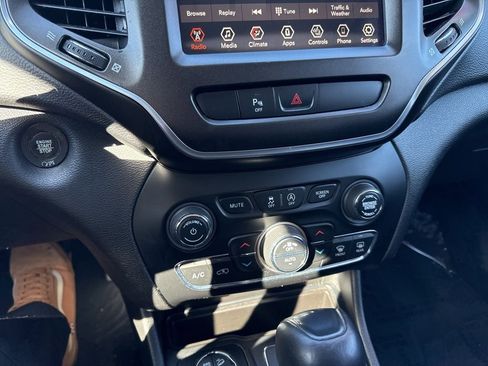 Used 2019 Jeep Cherokee Trailhawk w/ Cold Weather Group image 27