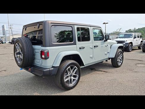 Used 2024 Jeep Wrangler Unlimited w/ Convenience Group AWD/4WD image 8