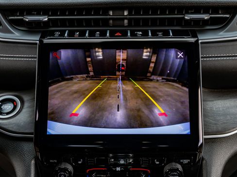 Used 2025 Jeep Grand Cherokee L Limited RWD image 21