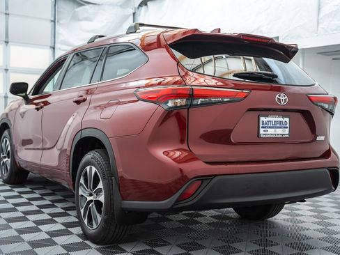 Used 2022 Toyota Highlander XLE AWD/4WD image 7