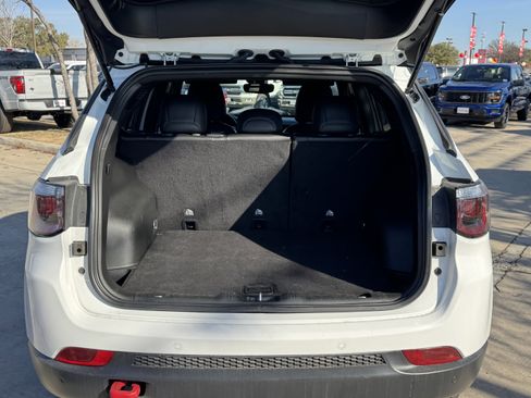Used 2024 Jeep Compass Trailhawk image 8