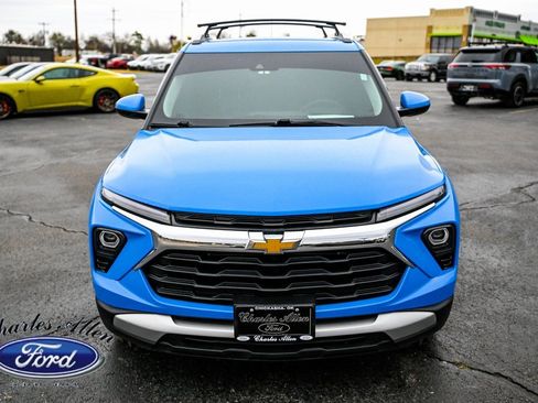 Used 2024 Chevrolet TrailBlazer LT image 2