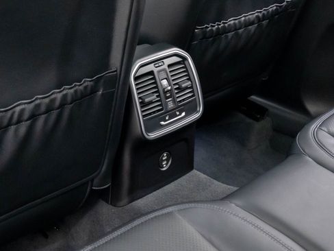 Used 2022 Porsche Macan S w/ Premium Package image 18