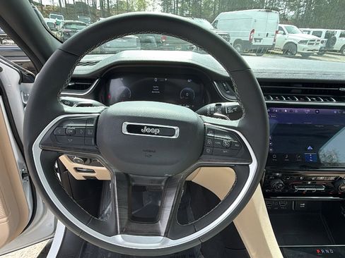 Used 2024 Jeep Grand Cherokee Limited w/ Luxury Tech Group II image 27