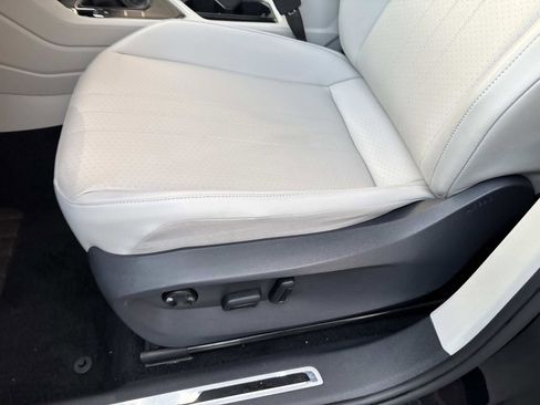 Certified 2022 Volkswagen Tiguan SE R-Line image 15