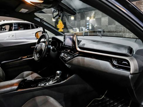 Used 2019 Toyota C-HR XLE FWD image 14