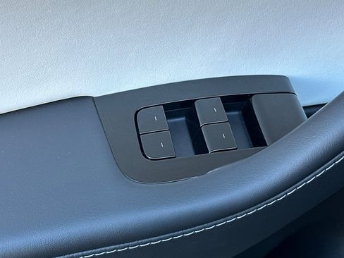 Used 2021 Tesla Model Y Long Range image 12