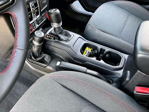 Used 2025 Jeep Wrangler Unlimited Rubicon AWD/4WD image 17