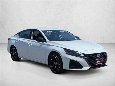 Used 2024 Nissan Altima 2.5 SR FWD image 3