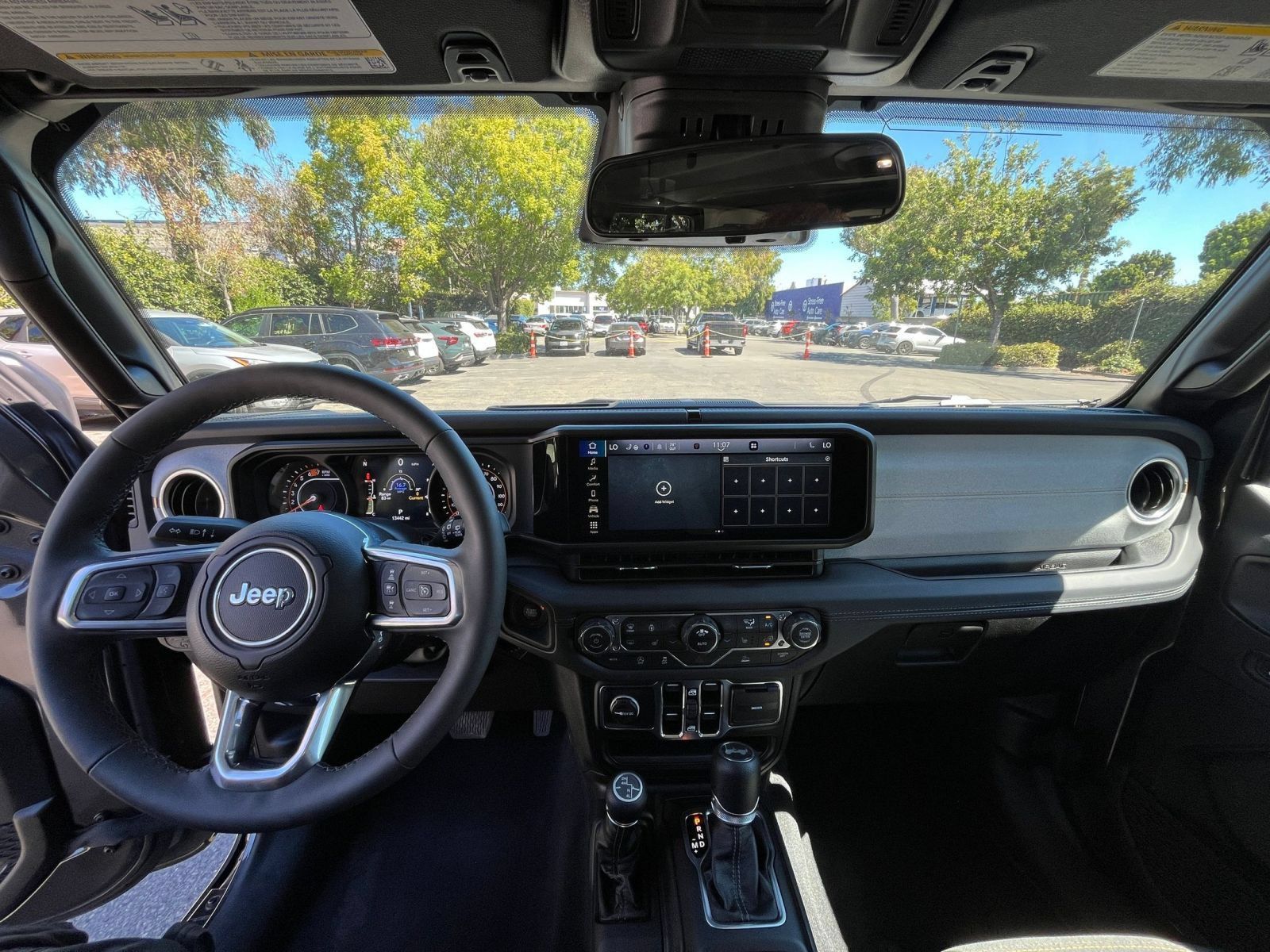 Used 2025 Jeep Wrangler Unlimited Sahara AWD/4WD image 32